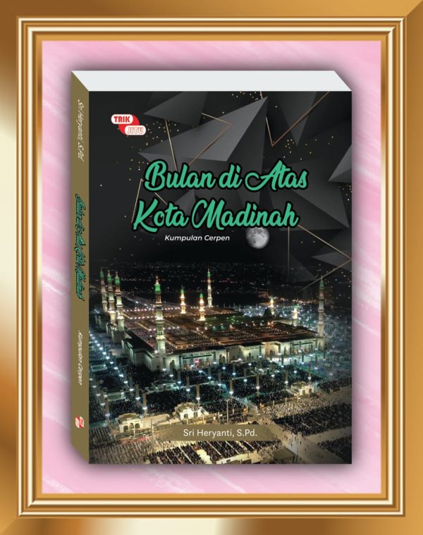 Bulan di Atas Kota Madinah